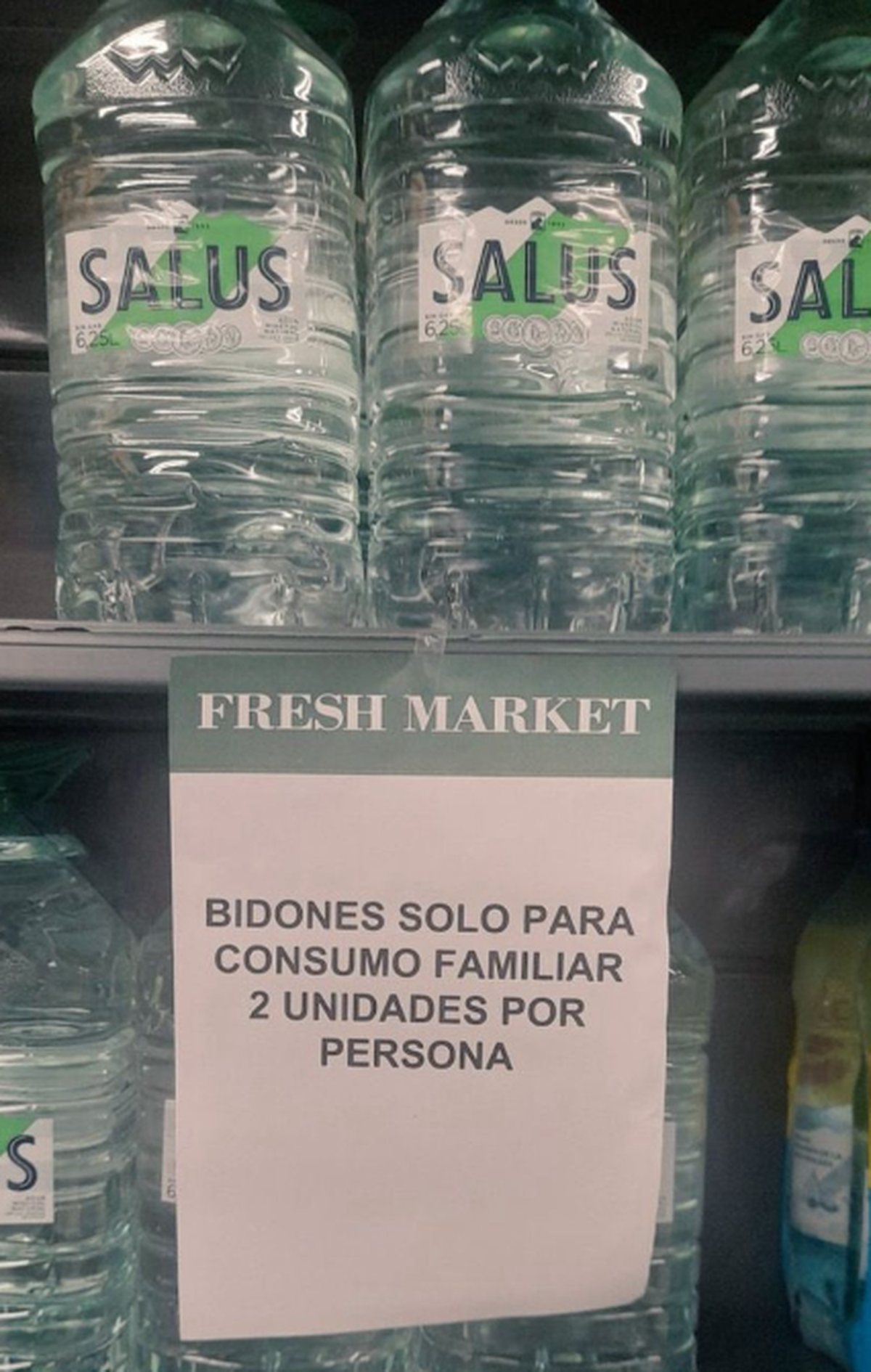 Debido a la escasez, en supermercados de Uruguay se restringe la compra de agua mineral a dos bidones por persona.