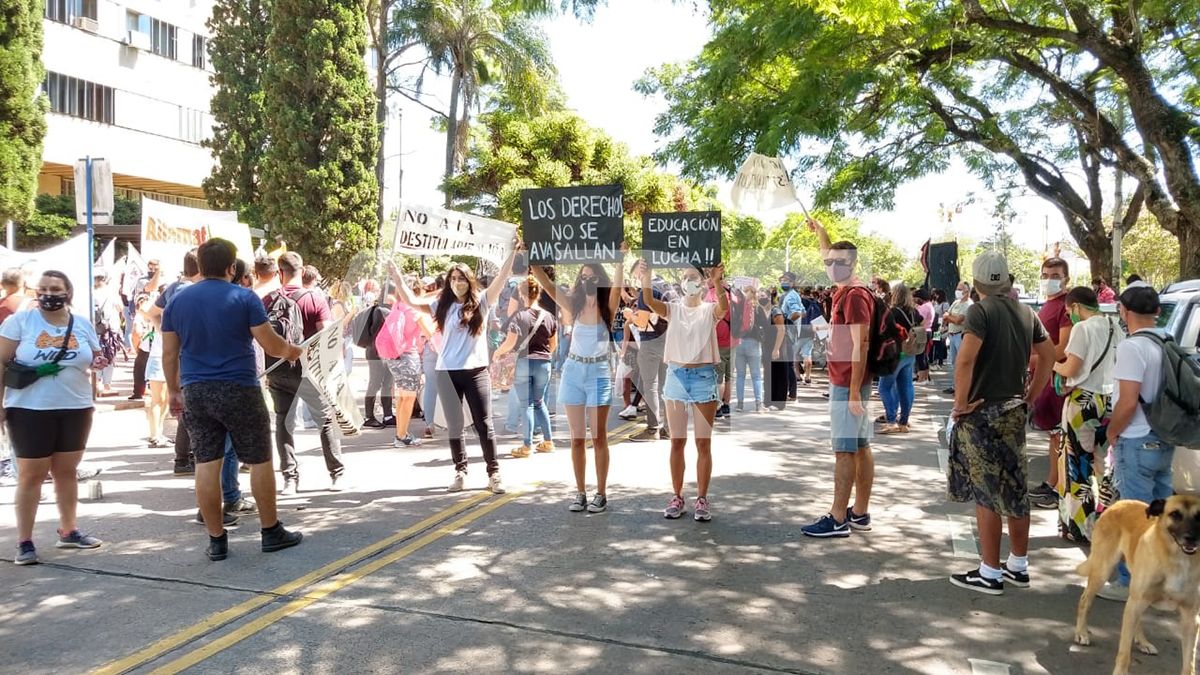 La movilización comenzó en el Ministerio de Educación.