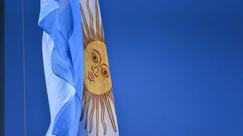 Entregaron banderas argentinas a más de 30 instituciones en la Plaza de las Banderas