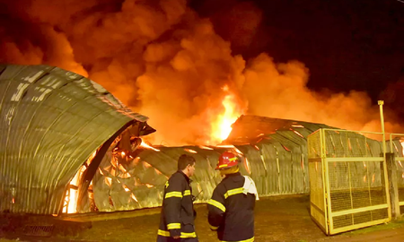 Un gran incendio destruyó un depósito de Aduana en Misiones Un gran incendio destruyó un depósito de Aduana en Misiones