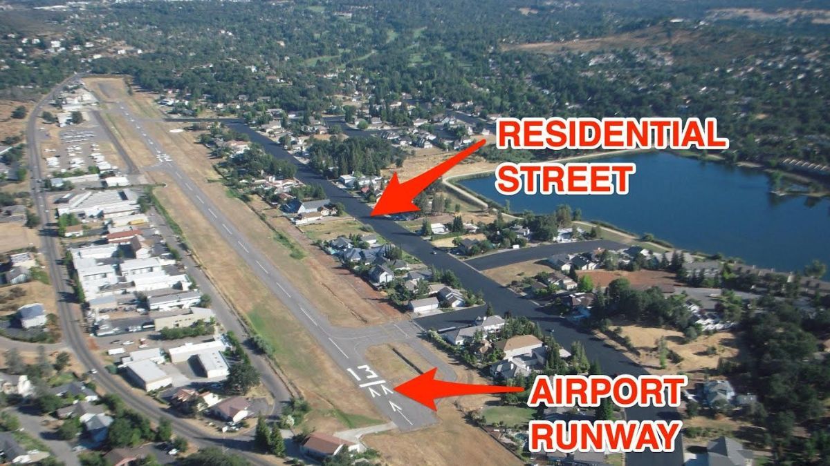 En la imagen se aprecia claramente la diferencia de ancho de la pista (30 metros) y el de las calles del sector residencial (de 50) y, la de estas últimas, es mucho mayor a la de cualquiera en una ciudad.