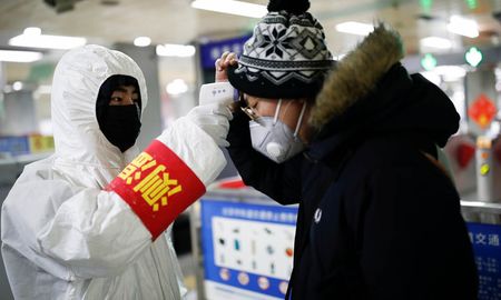 China informa un récord de casos diarios de coronavirus, la mayoría en la confinada Shanghai. China informa un récord de casos diarios de coronavirus, la mayoría en la confinada Shanghai.