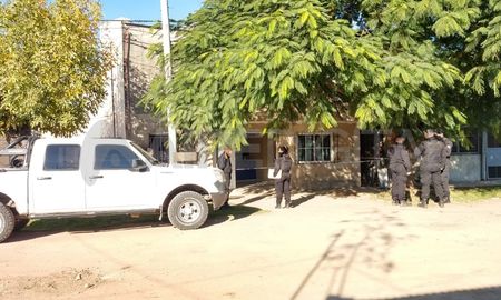 La propiedad que custodiada por agentes de la Policía hasta la llegada de los peritos. La propiedad que custodiada por agentes de la Policía hasta la llegada de los peritos.