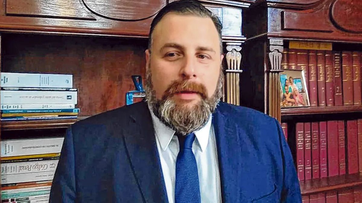 Federico Reynares Solari está a cargo Oficina de Litigio Oral Estratégico del Área de Investigación y Litigio de Casos Complejos de la Unidad Fiscal Rosario. Federico Reynares Solari está a cargo Oficina de Litigio Oral Estratégico del Área de Investigación y Litigio de Casos Complejos de la Unidad Fiscal Rosario.
