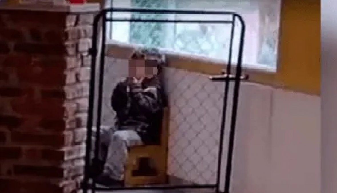 Encerraron a un nene en la cocina de una guardería como si fuera un perro porque lloraba mucho