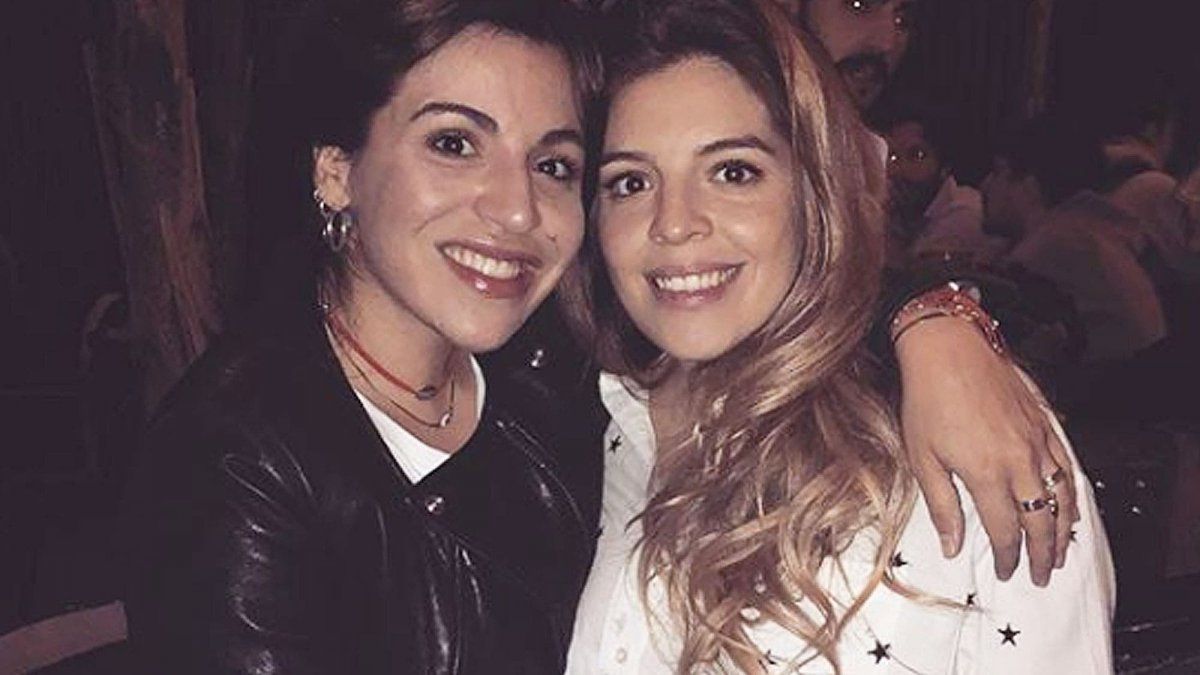 Dalma y Gianinna son hijas de Diego Maradona y Claudia Villafañe.