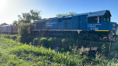 Santa Fe: se liberó el tránsito pero continúan los trabajos para remover el tren descarrilado