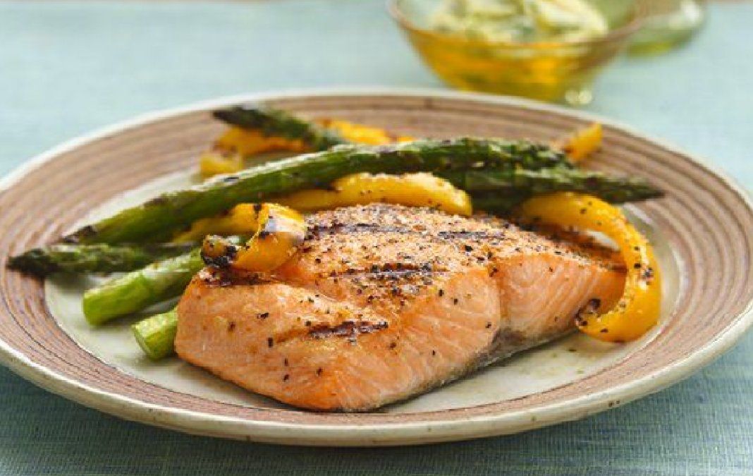 El salmón tiene ácidos grasos monoinsaturados y poliinsaturadas