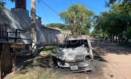 Quemaron una camioneta y su dueño dijo Anda mucho la droga. Quemaron una camioneta y su dueño dijo Anda mucho la droga.
