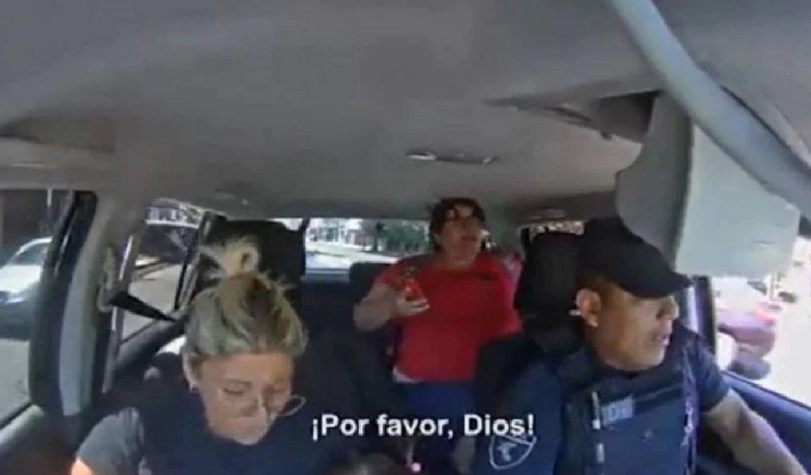 Video: una mujer policía le salvó la vida a una bebé haciéndole RCP arriba del patrullero