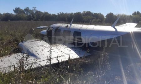 La avioneta tiene matrícula LV-MEE y de color gris. La avioneta tiene matrícula LV-MEE y de color gris.