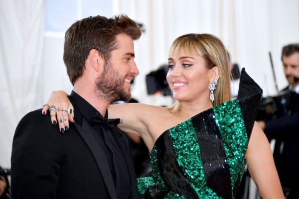 Miley Cyrus aún no le devuelve el anillo de compromiso a Liam Hemsworth