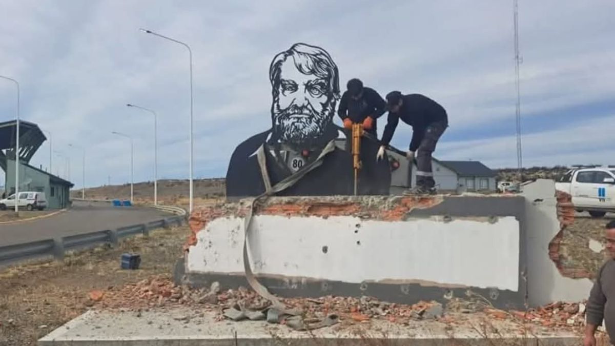 El monumento habia sido colocado en 2023 y era un homenaje al autor de La Patagonia Rebelde. El monumento habia sido colocado en 2023 y era un homenaje al autor de La Patagonia Rebelde.