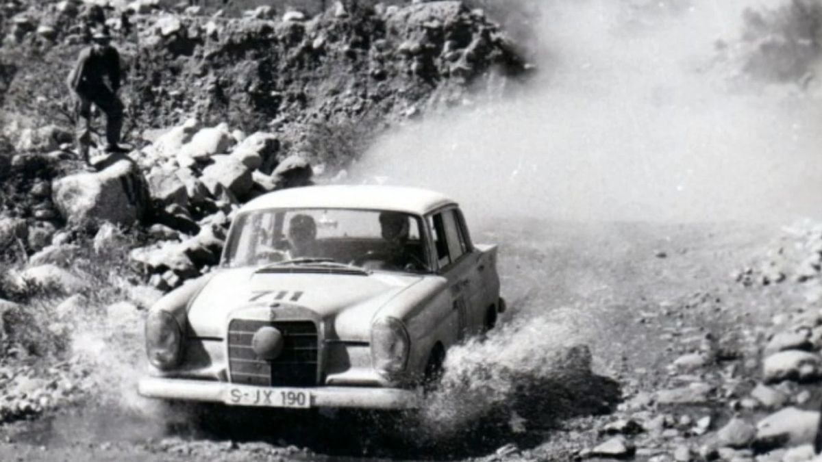 Ewy y Ursula, a bordo del Mercedes-Benz 220SE N° 711, recorren los pedregosos caminos de la provincia de Catamarca durante la cuarta etapa del Gran Premio, que finalizó en San Miguel de Tucumán, donde fueron recibidas por una verdadera multitud, ya que se habían convertido en la máxima atracción de la carrera. Ewy y Ursula, a bordo del Mercedes-Benz 220SE N° 711, recorren los pedregosos caminos de la provincia de Catamarca durante la cuarta etapa del Gran Premio, que finalizó en San Miguel de Tucumán, donde fueron recibidas por una verdadera multitud, ya que se habían convertido en la máxima atracción de la carrera.