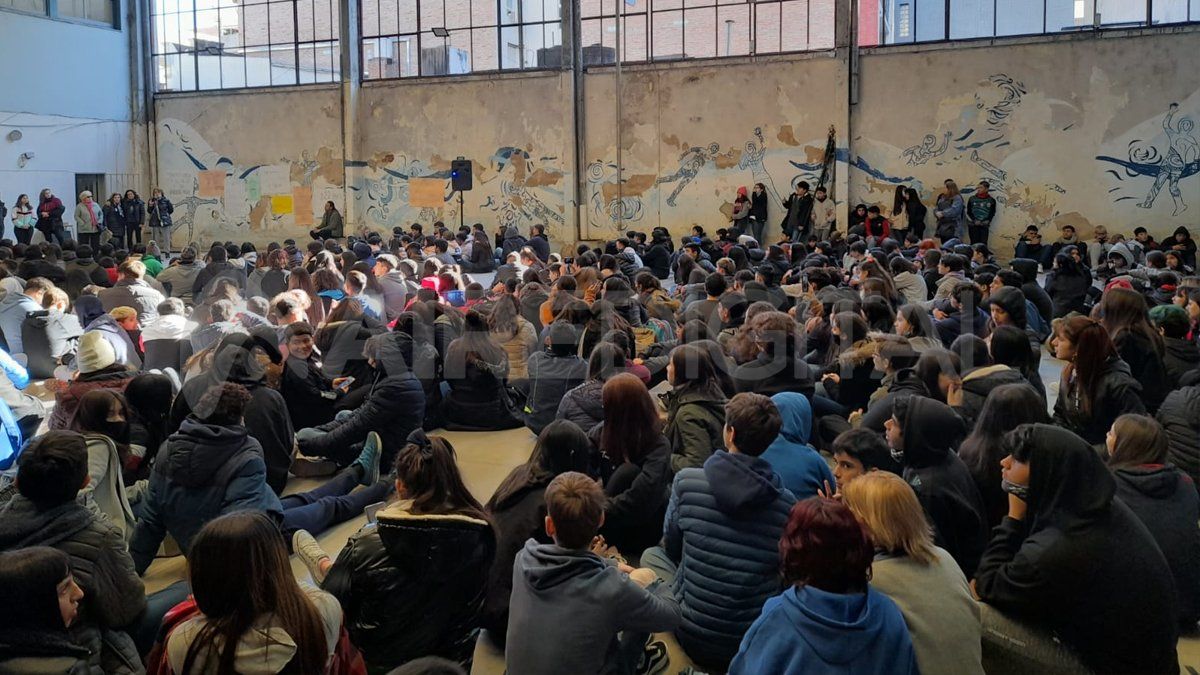 Los estudiantes se sentaron en el patio