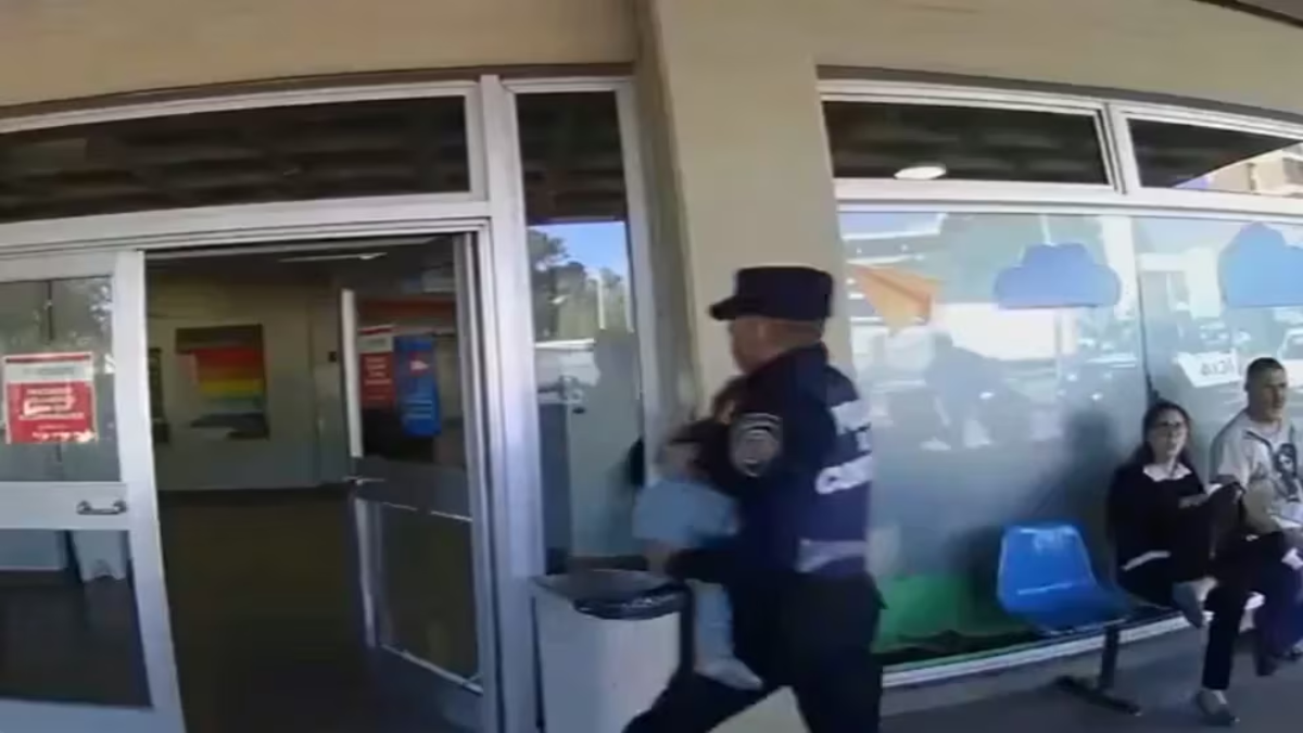 El vídeo: un niño de 2 años fue rescatado por la policía cuando se ahogaba con comida en Córdoba.