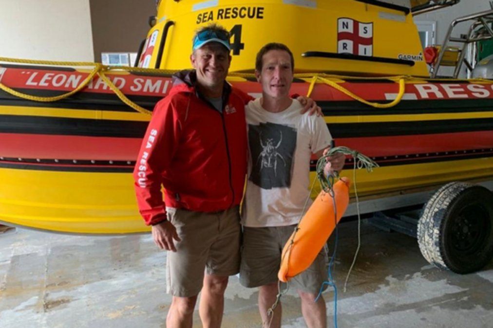 Un tiburón de cinco metros arrastra a un pescador mar adentro