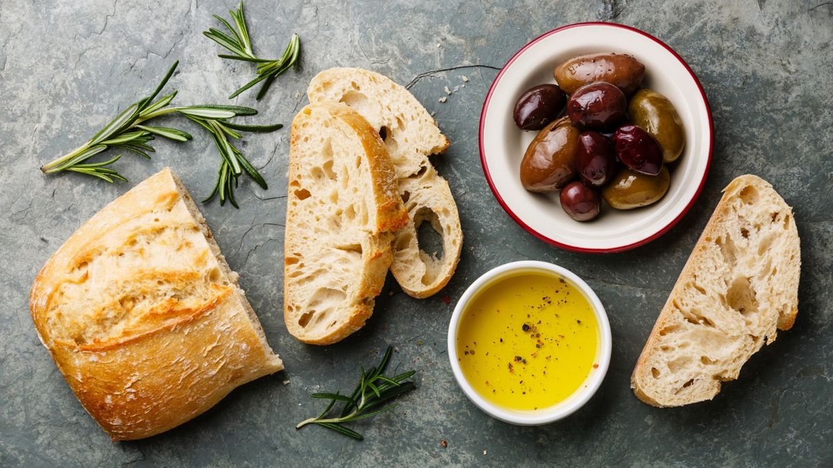 La receta sin levadura para hacer pan de oliva y naranja casero.