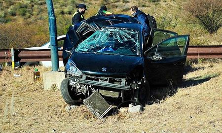 El accidente fue protagonizado por un Peugeot 208 conducido por un hombre de 40 años que iba acompañado por una mujer de 39 y una niña de 9 años, todos oriundos de la provincia de Santa Fe El accidente fue protagonizado por un Peugeot 208 conducido por un hombre de 40 años que iba acompañado por una mujer de 39 y una niña de 9 años, todos oriundos de la provincia de Santa Fe