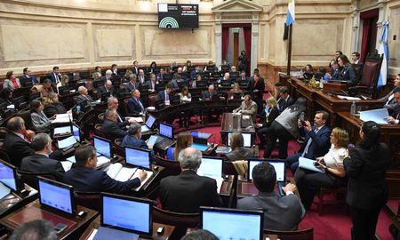 El Senado de la Nación acordó este lunes un aumento de las dietas de los legisladores nacionales. El Senado de la Nación acordó este lunes un aumento de las dietas de los legisladores nacionales.
