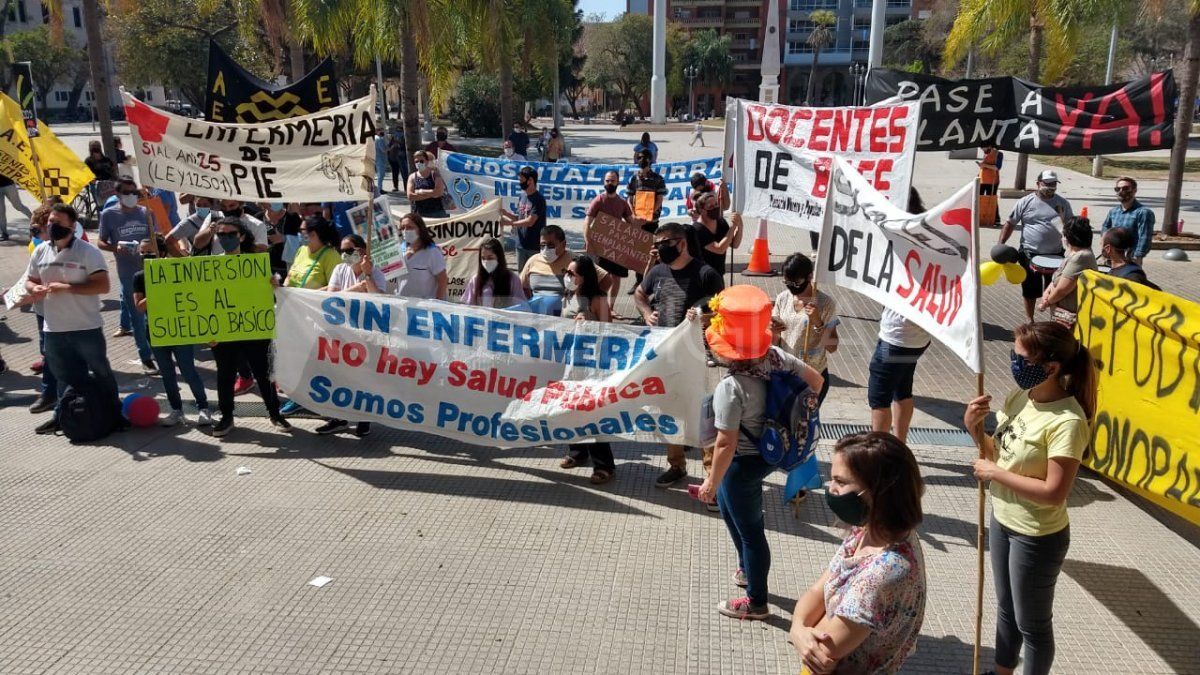 Alrededor de 200 personas se concentraron a las 14 de este viernes frente a la Casa Gris.&nbsp;