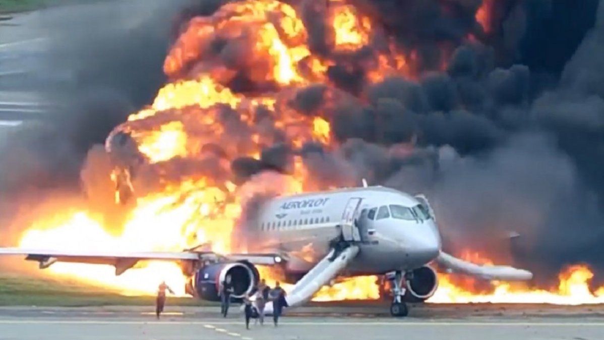 Video: así se incendió el avión Sukhoi Superjet en un aeropuerto de Moscú