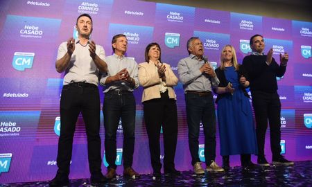 El gobernador electo de Mendoza, Alfredo Cornejo, celebró su triunfo en los comicios provinciales y le pidió a los argentinos que voten por Patricia Bullrich, candidata presidencial de Juntos por el Cambio. El gobernador electo de Mendoza, Alfredo Cornejo, celebró su triunfo en los comicios provinciales y le pidió a los argentinos que voten por Patricia Bullrich, candidata presidencial de Juntos por el Cambio.