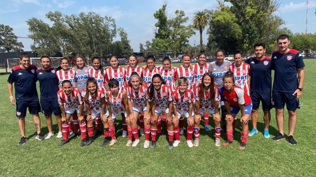 El plantel femenino tatengue está integrado por 35 futbolistas. Foto: Prensa Unión