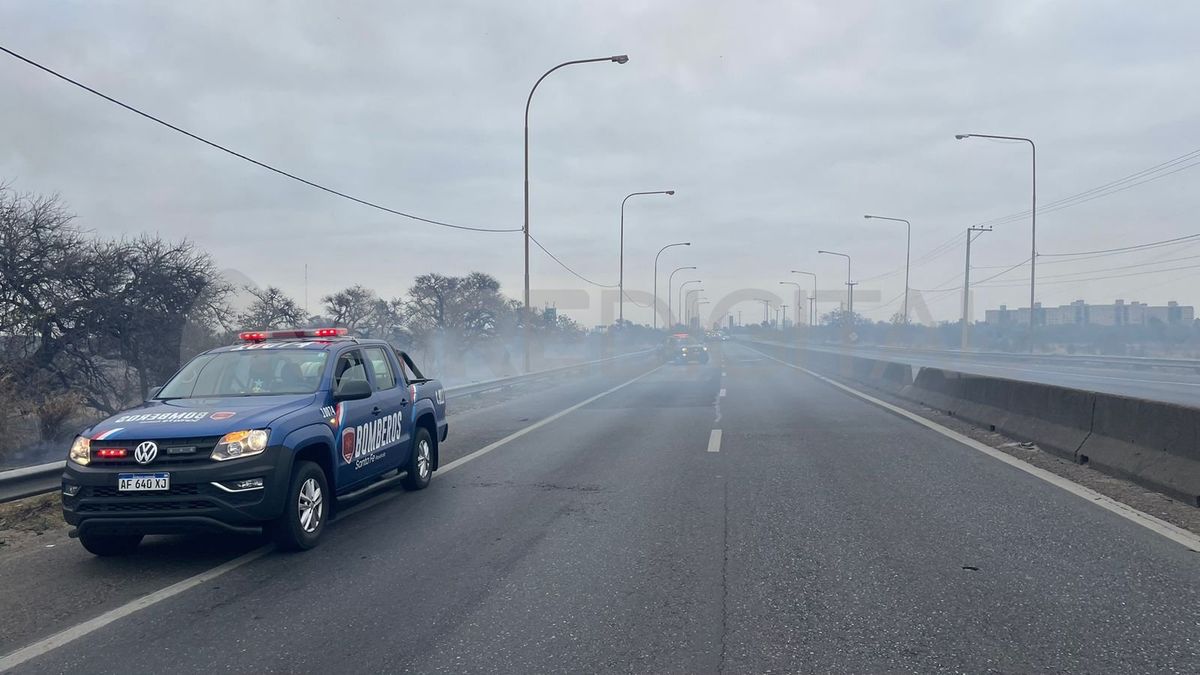 El tránsito permanece cortado hasta que el fuego esté controlado. El tránsito permanece cortado hasta que el fuego esté controlado.