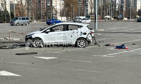 La periodista rusa Oksana Baulina llegó en este auto al estacionamiento del shopping en el que murió luego de un preciso ataque de las fuerzas rusas. La periodista rusa Oksana Baulina llegó en este auto al estacionamiento del shopping en el que murió luego de un preciso ataque de las fuerzas rusas.