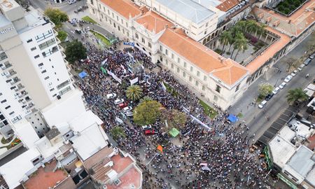 La universidad pública argentina se manifiesta este martes para pedir por el cumplimiento de la ley de financiamiento. La universidad pública argentina se manifiesta este martes para pedir por el cumplimiento de la ley de financiamiento.