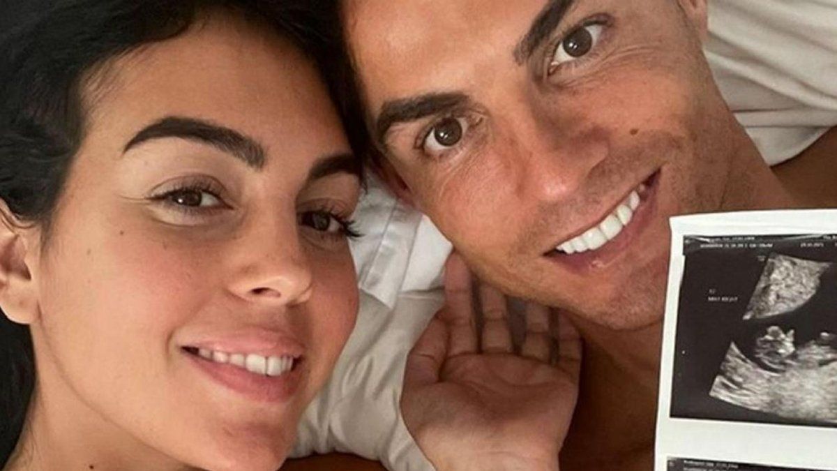 El futbolista portugués del Manchester United y la influencer española han anunciado que uno de los bebés que esperaban ha fallecido.