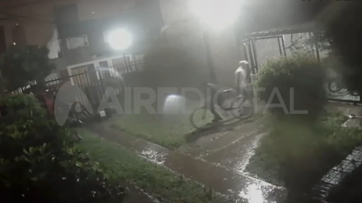 Captura del video del robo piraña en el barrio General Alvear