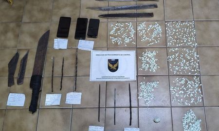 Requisa en la cárcel de Las Flores: secuestraron celulares, armas blancas y sustancias prohibidas. Requisa en la cárcel de Las Flores: secuestraron celulares, armas blancas y sustancias prohibidas.