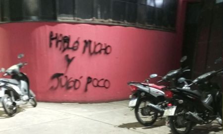 Aparecieron pintadas en Newells y apuntaron contra uno de los ídolos del club: Habló mucho y jugó poco... Aparecieron pintadas en Newells y apuntaron contra uno de los ídolos del club: Habló mucho y jugó poco...
