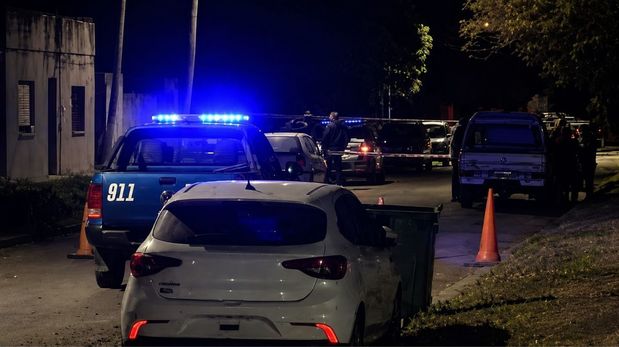 Personal policial y bomberos trabajó en el lugar desde aproximadamente las 16, mientras que agentes de la Policía de Investigaciones (PDI) realizaron peritajes.