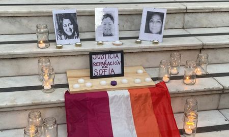 Santa Fe realizóuna intervención frente al Teatro Municipal para exigir justicia por el triple lesbicidio de Barracas. Santa Fe realizóuna intervención frente al Teatro Municipal para exigir justicia por el triple lesbicidio de Barracas.