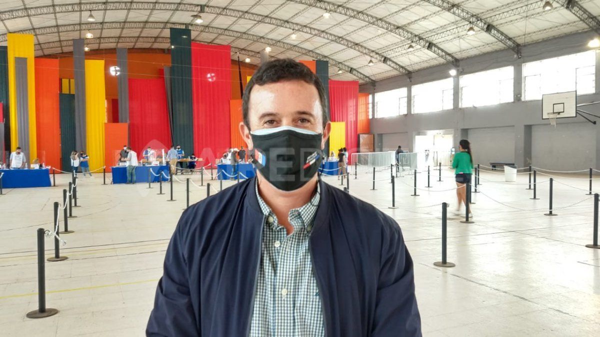 El secretario de Políticas Socio Comunitarias, Ignacio Martínez, explicó la logística de la entrega de las tarjetas. 