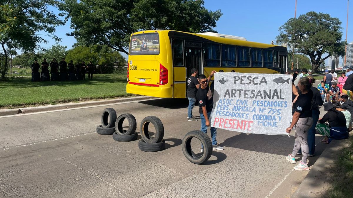 Pescadores realizaron varios cortes de ruta en Santa Fe.