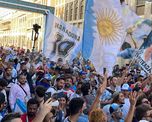 Locura en el banderazo argentino en Doha: cientos de hinchas apoyaron a la Selección a horas de su debut. Locura en el banderazo argentino en Doha: cientos de hinchas apoyaron a la Selección a horas de su debut.