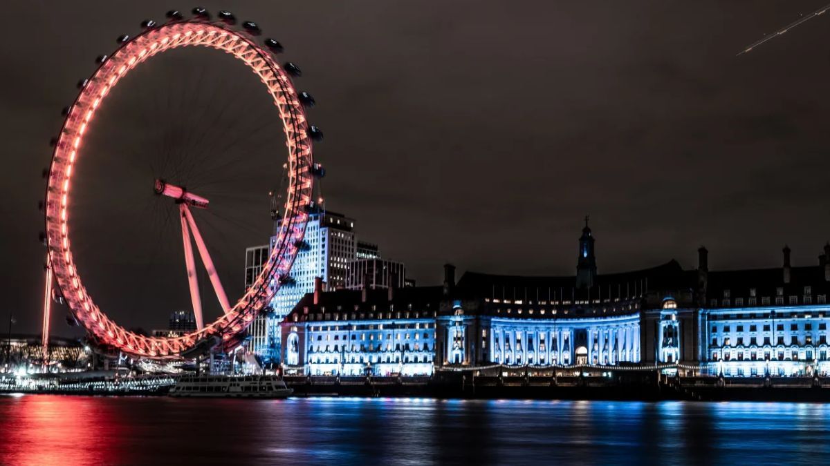 London Eye: 135 metros. South Bank