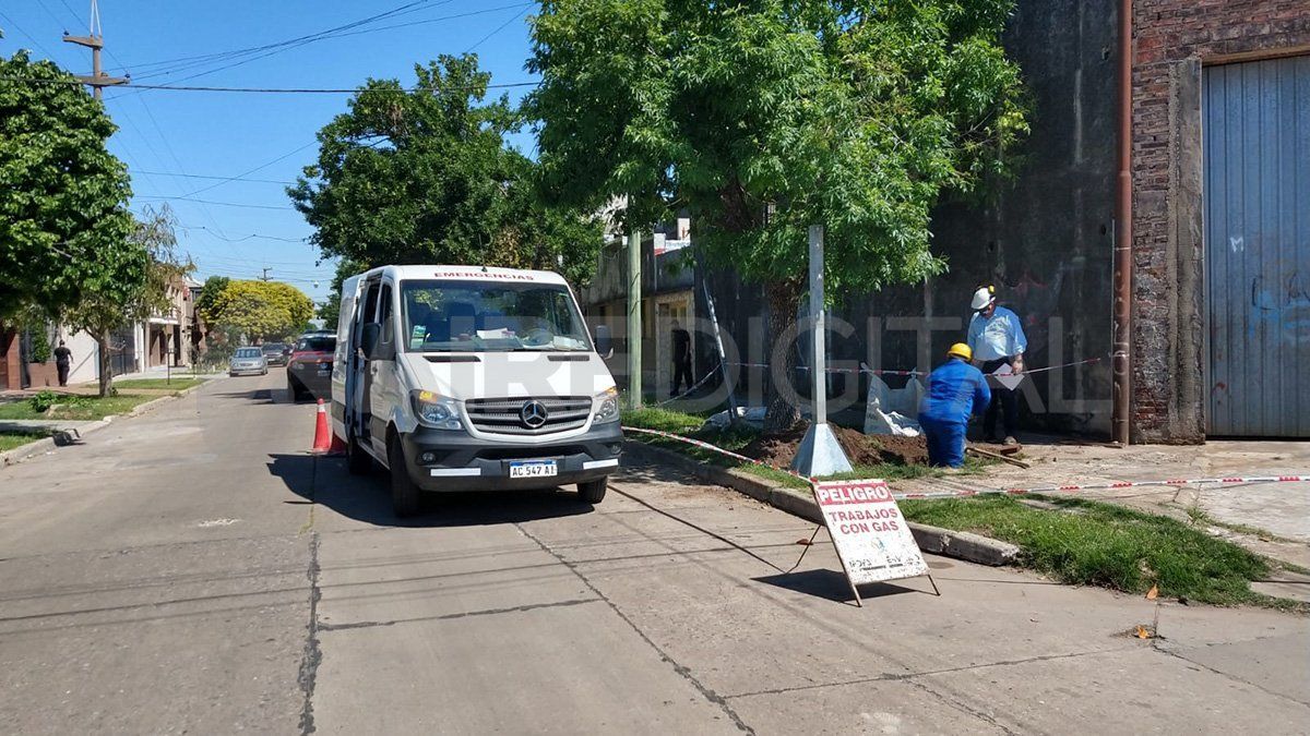 Litoral Gas trabaja en la reparación del caño.