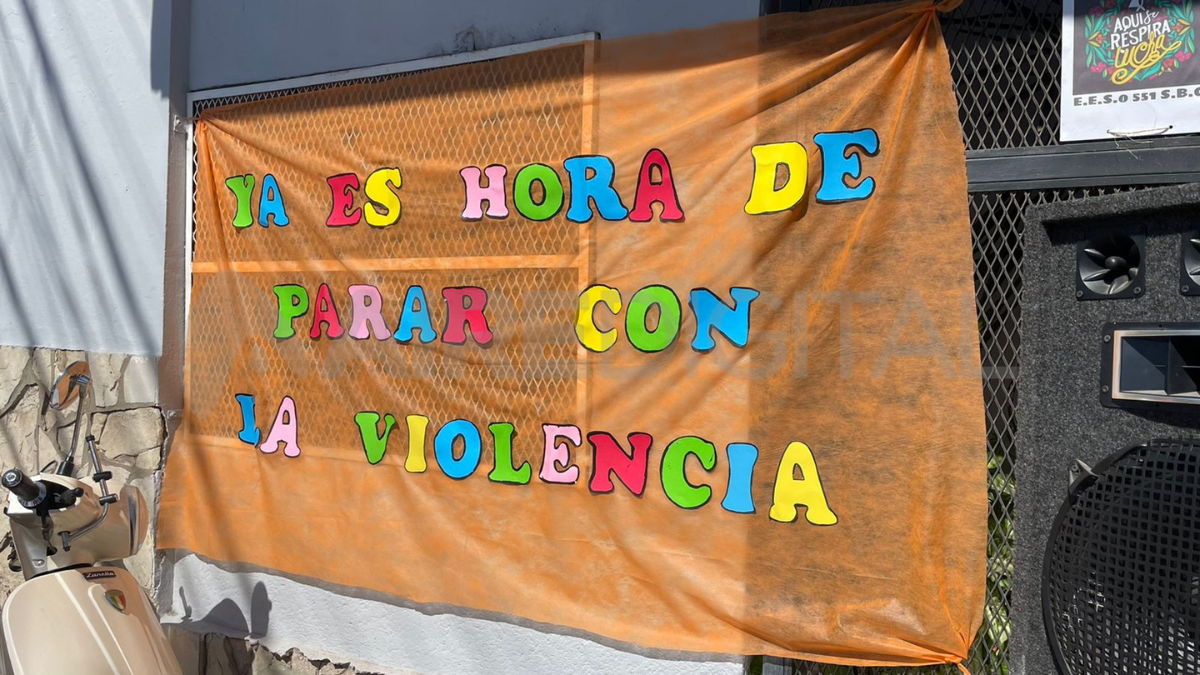 La comunidad educativa de la escuela 6430 Isabel La Católica reclamaron seguridad y políticas profundas para desterrar la violencia .