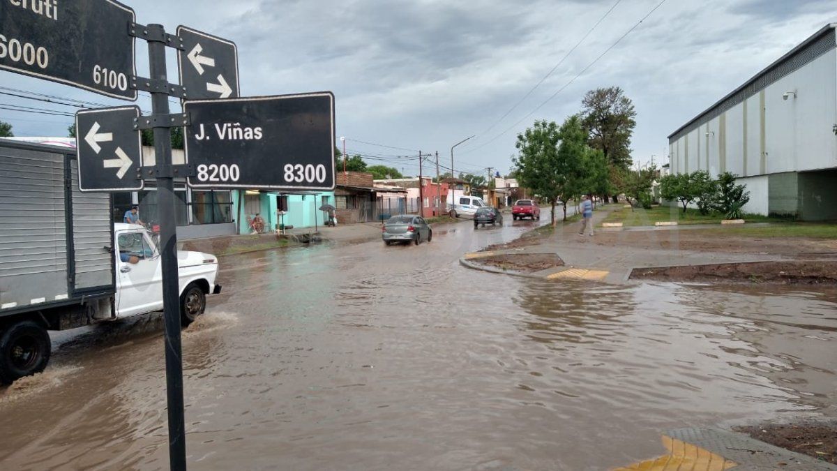 Así se ve este lunes por la mañana la intersección de calles Beruti y Viñas, en el noroeste de la ciudad.