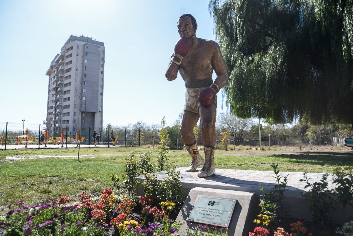 El 7 de septiembre de 2018, al cumplirse 13 años de su fallecimiento, la ciudad de Mendoza inauguró una escultura en honor de Locche. Obra de la artista Sonia López, quien realizó el trabajo en resina poliéster y en tamaño natural, está ubicada en la intersección de Perú y Videla Castillo, en el Parque Lineal de la capital provincial. El 7 de septiembre de 2018, al cumplirse 13 años de su fallecimiento, la ciudad de Mendoza inauguró una escultura en honor de Locche. Obra de la artista Sonia López, quien realizó el trabajo en resina poliéster y en tamaño natural, está ubicada en la intersección de Perú y Videla Castillo, en el Parque Lineal de la capital provincial.