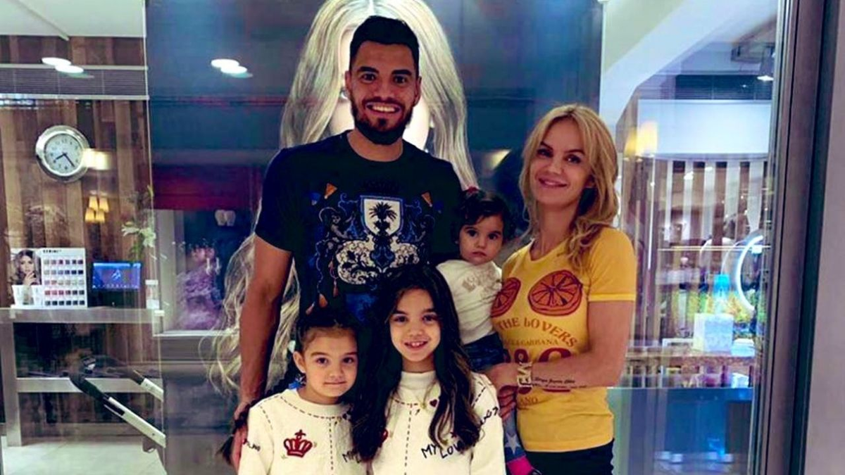 Eliana Guercio y Sergio Romero junto a su familia.