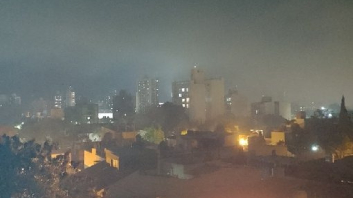 El humo cubrió gran parte de la ciudad de Santa Fe el martes por la noche.