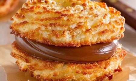 La fécula de maíz es el ingrediente clave para lograr que estas tapitas sean ligeras y aptas para quienes no pueden consumir gluten. La fécula de maíz es el ingrediente clave para lograr que estas tapitas sean ligeras y aptas para quienes no pueden consumir gluten.