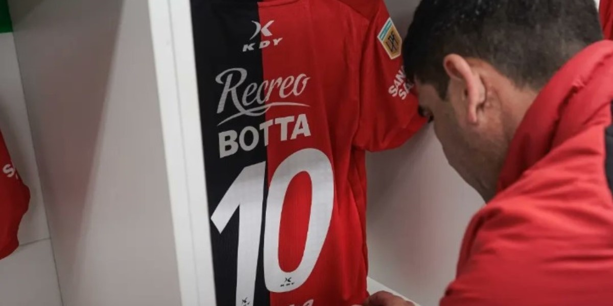 La camiseta que usó Rubén Botta en Colón ante Talleres.