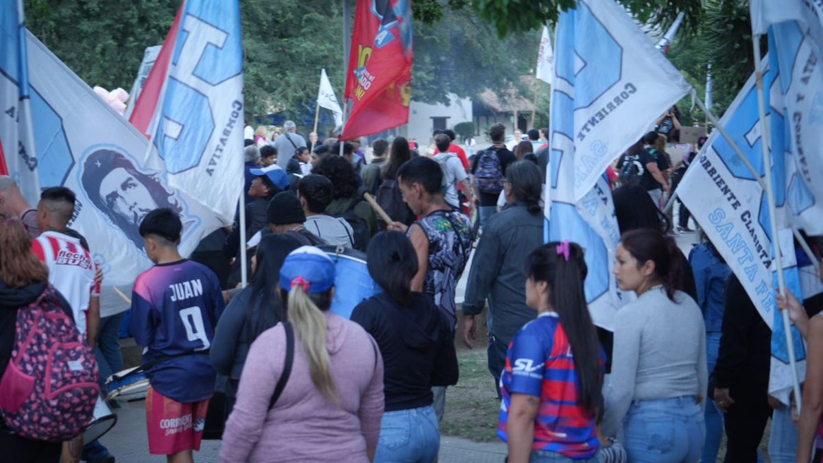 La marcha se realizó este martes desde la Plaza del Soldado hasta la Plaza 25 de Mayo. La marcha se realizó este martes desde la Plaza del Soldado hasta la Plaza 25 de Mayo.